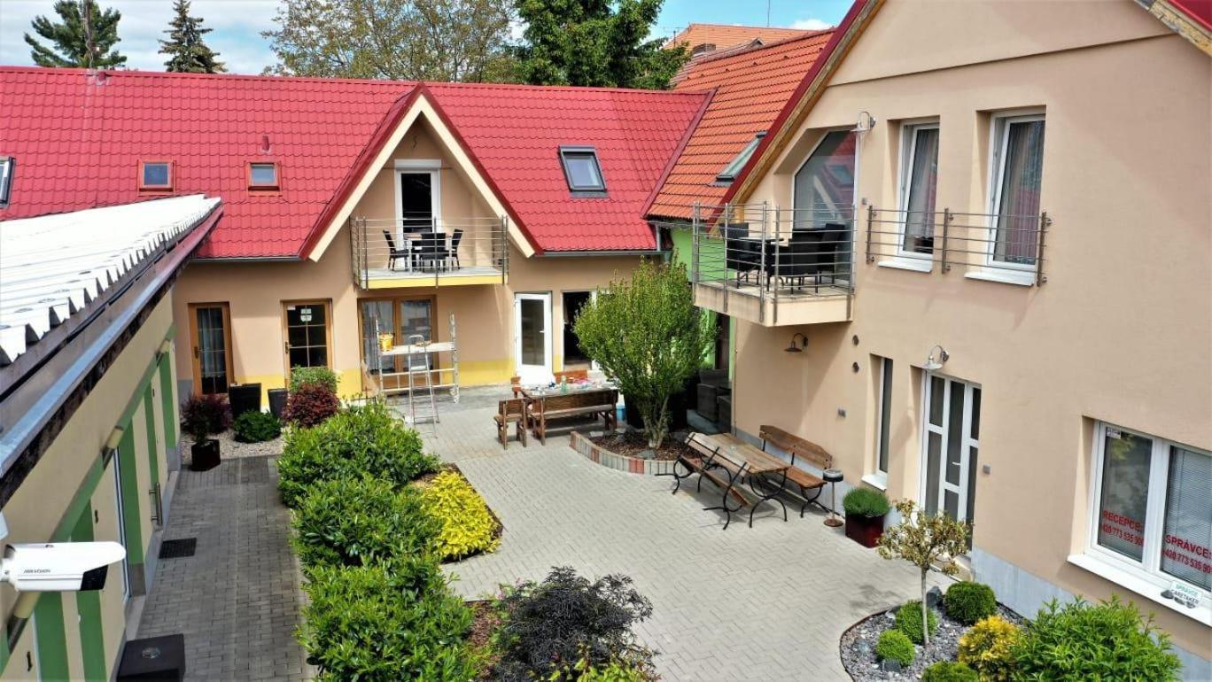Penzion Kotvas Milovice  Exteriör bild