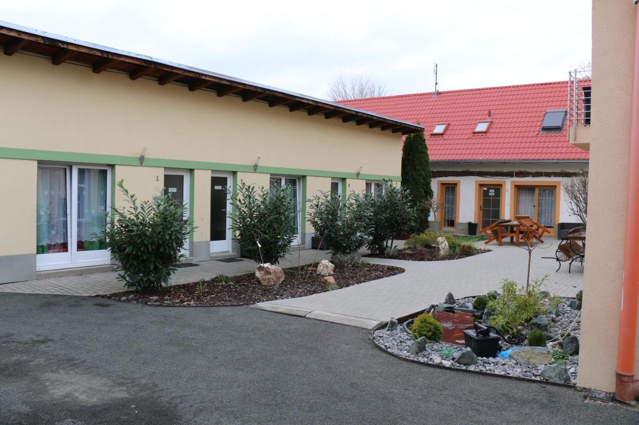 Penzion Kotvas Milovice  Exteriör bild