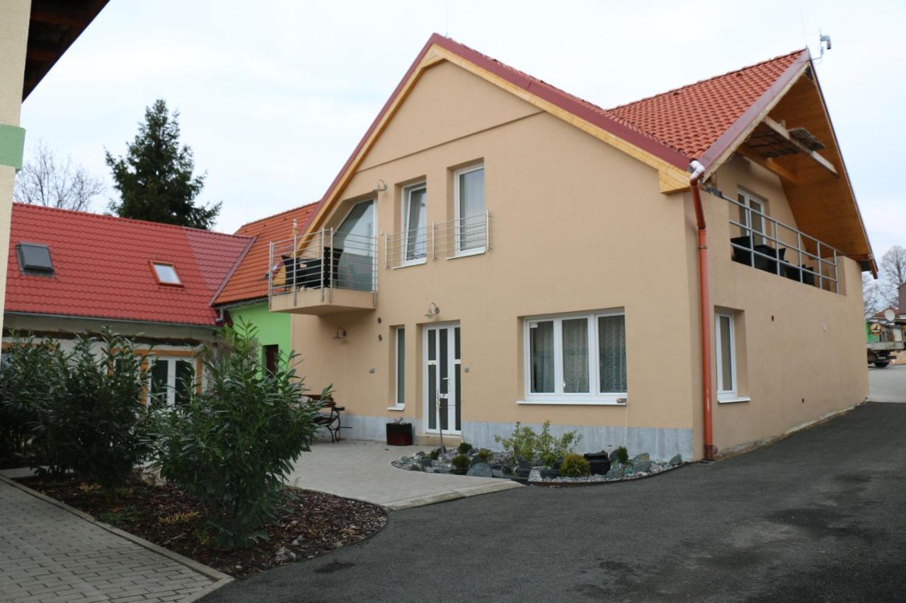 Penzion Kotvas Milovice  Exteriör bild